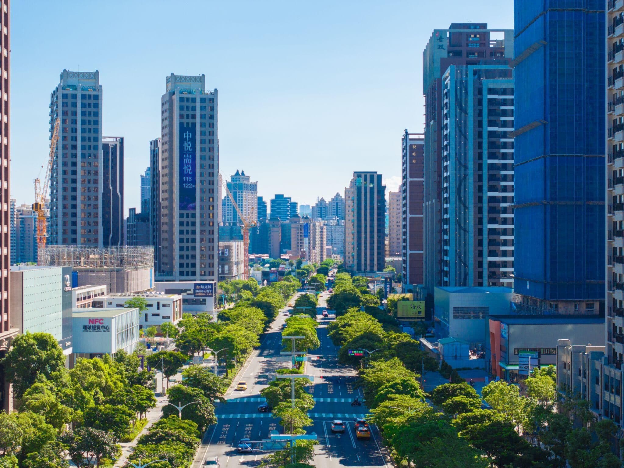 桃園市區街景空拍，中悅尚悅大樓與林蔭大道